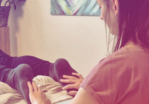 Reiki Simona Hübscher Simona haltet ihre Hände auf die Füsse eines Klienten um Energie zu lenken