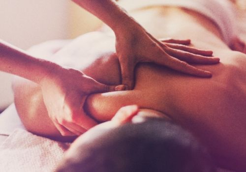 Massagen Zug Spaziergang auf Wolken Massage der Schulterpartie