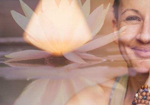 Seelenzentriertes Coaching Simona Hübscher erleuchtete Lotusblume und Porträt von Simona Hübscher